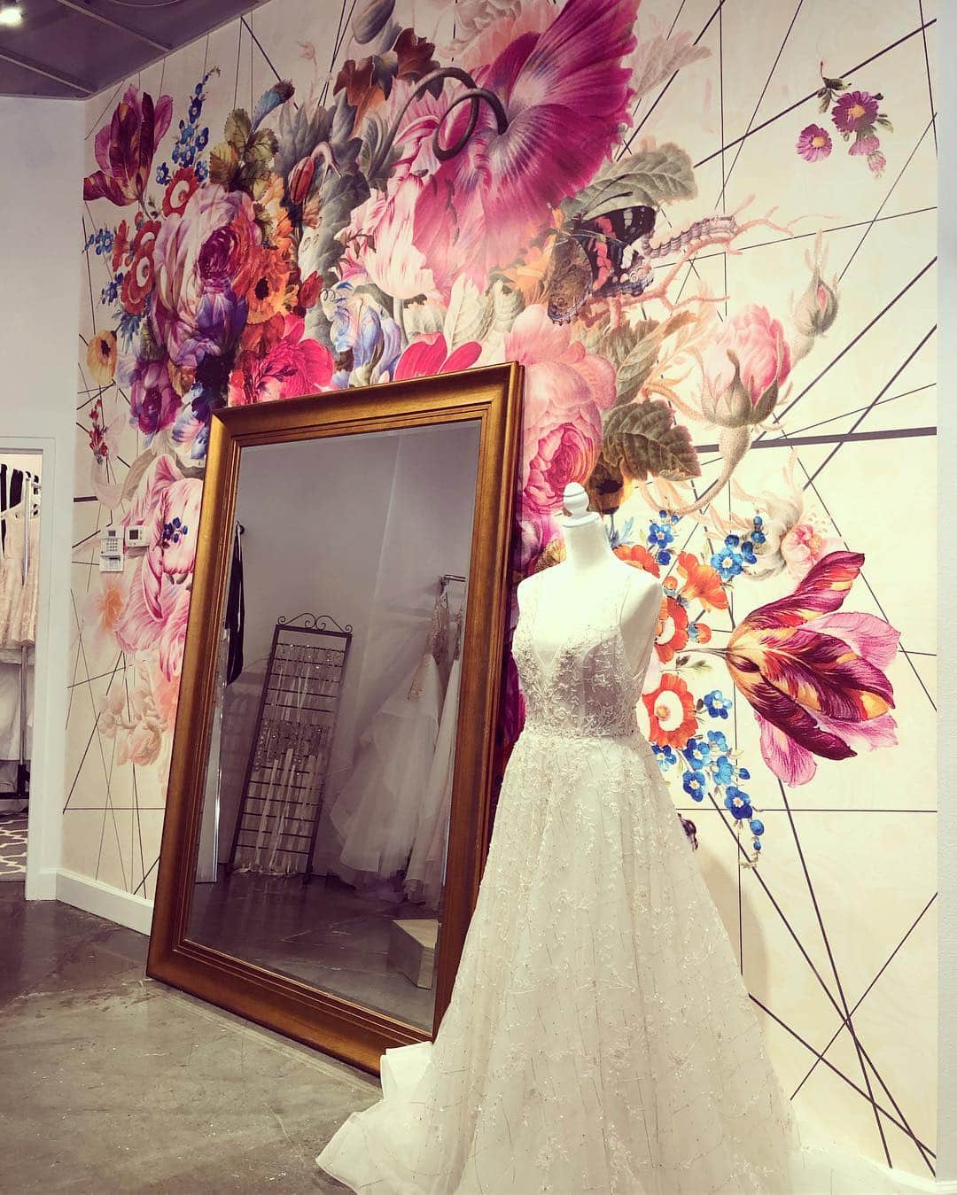 アマンダ・エボラさんのインスタグラム写真 - (アマンダ・エボラInstagram)「Wedding Dress ✅ Special thanks to @calvetcouturesarasota Ana Weinschenk for making my experience magical #PrincessStatus #Blessed」3月17日 5時19分 - acevora84