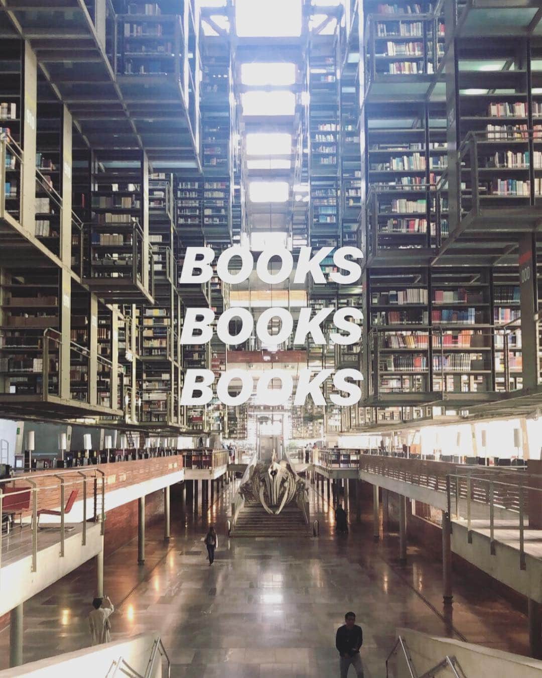 関根祥子さんのインスタグラム写真 - (関根祥子Instagram)「空中図書館 …  圧巻！ カッコ良すぎてすごいの一言🤭  美術館みたいな図書館。  #BibliotecaVasconcelos #空中図書館  #mexico #メキシコ」3月17日 5時35分 - mojonail_shokosekine
