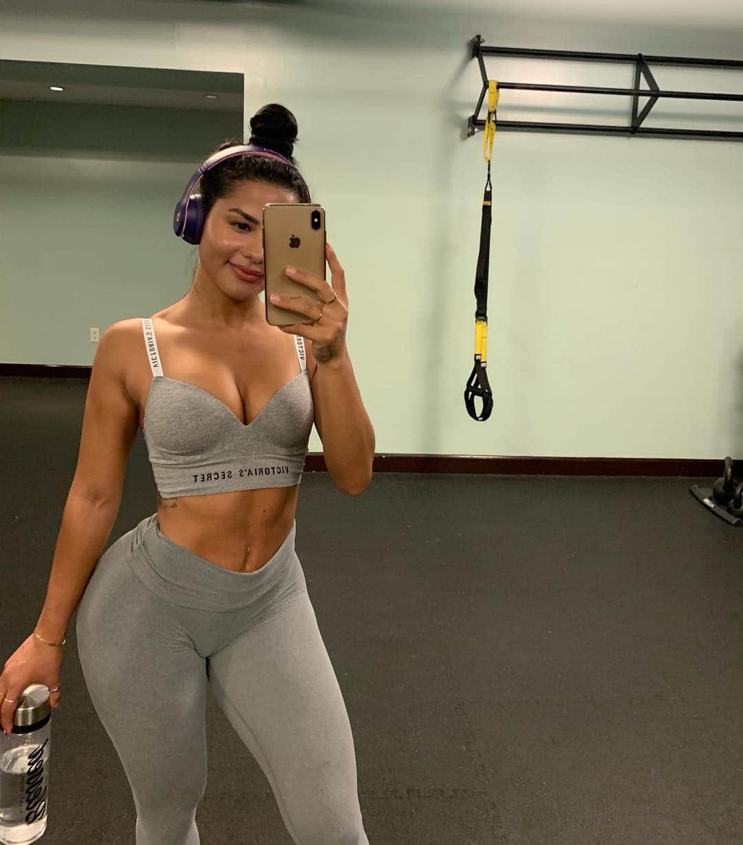 Katya Elise Henryさんのインスタグラム写真 - (Katya Elise HenryInstagram)「Who’s been drinking their water?! Meeeee 💁🏽‍♀️ I’ve been sick as a 🐶 with the worst flu in history for the last few days my gawd. Looking at this photo from a few weeks ago makes me miss the gym SO much 😭 I caaaant wait to get back to @workouts_by_katya ! I’ve barely eaten, just drinking liquids and smoothies trying to get better, feeling like I lost all my gains I worked so hard for lol (a lot of it is just in my head, but also not... if u know u know 😒) At least my waist is snatched af rn from the lack of carbs 🤣 *sigh*... Thicc Kat will make a return & I’ll be good soon 🙏🏽 in the meantime plz send healthy vibes ✨ but really this flu is a bad one - take your vitamins, get your sleep, eat healthy, and drink your water cuz this one will take you out 😰 welllppp, that’s all for today! - - For workout programs 👉🏽 @workouts_by_katya - - use code KATYA10 to save 10% off all EHPLabs and Blessed supps/accessories on www.ehplabs.com」3月17日 5時42分 - katyaelisehenry