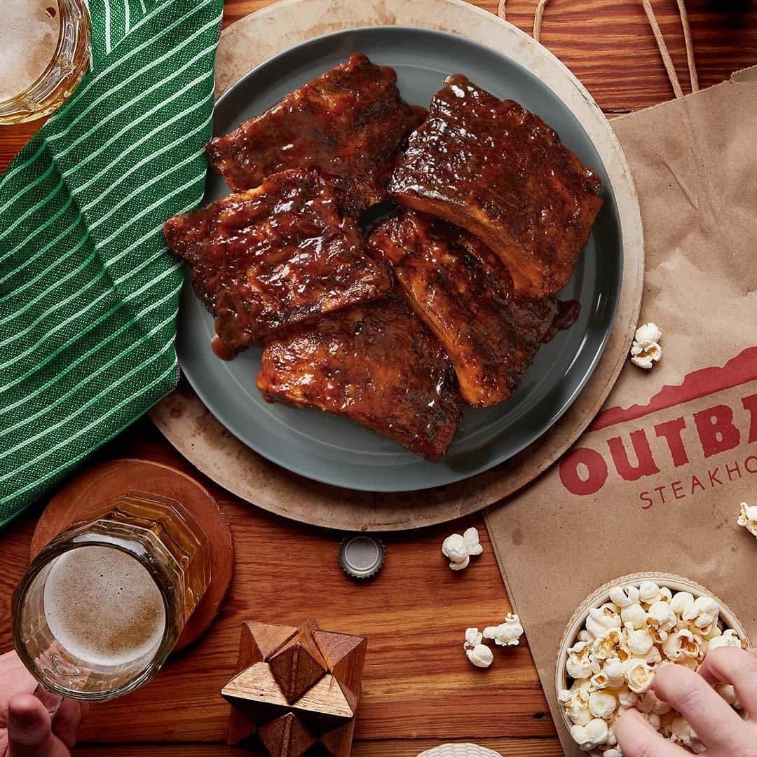 Outback Steakhouseさんのインスタグラム写真 - (Outback SteakhouseInstagram)「At home party checklist: 🍀 Green beer? Check. 🍀 Bagpipes on repeat? Check. 🍀 Outback's delicious Curbside Take-away? What are you waiting for?!?!?」3月17日 6時00分 - outback