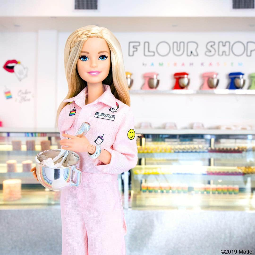 バービーさんのインスタグラム写真 - (バービーInstagram)「Mixing things up on my last day in NYC. Thanks to @FlourShop for making sure I go out on a sweet note! 🍰 #NYC #barbie #barbiestyle」3月17日 6時02分 - barbiestyle