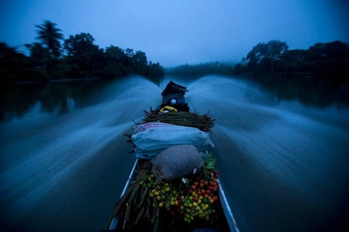 ナショナルジオグラフィックさんのインスタグラム写真 - (ナショナルジオグラフィックInstagram)「Photo by @ivankphoto | A boat full of goods from San Miguel, an isolated Afro-Ecuadorian community, travels down the Cayapas River towards Borbón, in the northwestern province of Esmeraldas, Ecuador. This photo was part of book project, in which @kchete77 Karla Gachet and Ivan Kashinsky traveled from the equator to the southern tip of South America.」3月17日 6時05分 - natgeo