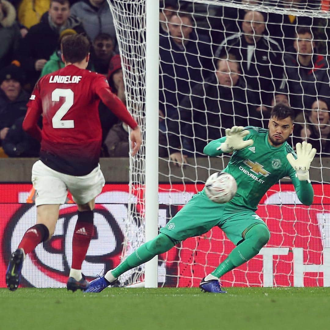 マンチェスター・ユナイテッドさんのインスタグラム写真 - (マンチェスター・ユナイテッドInstagram)「Sergio Romero has made some BIG saves for #MUFC tonight! 🙌 #EmiratesFACup」3月17日 6時16分 - manchesterunited