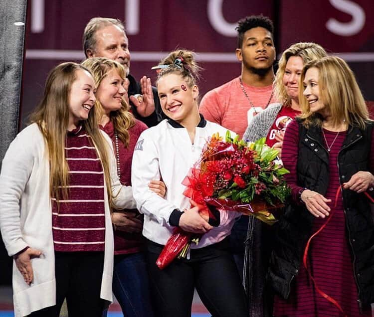 ブレナ・ダウエルのインスタグラム：「Could not have scripted Senior Night any better! I’m so thankful for the opportunity to represent this school and especially for my family who’s been beside me for this crazy and amazing journey! I love you guys 😍❤️」