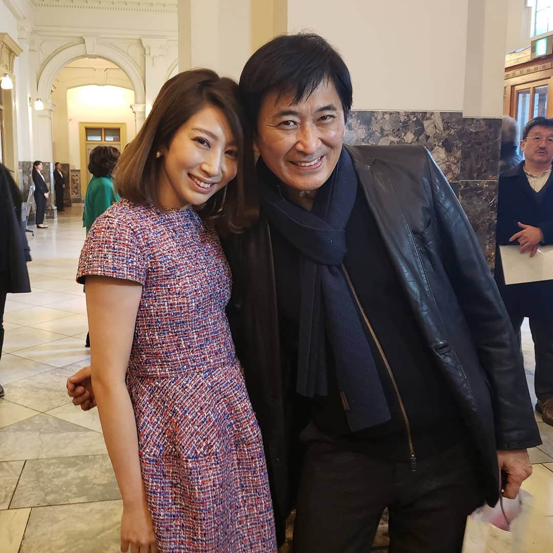 藤岡幸夫のインスタグラム：「昨日の木嶋真優さんの期待以上の悪魔っぷり！素晴らしかったです。僕は基本的に品格高い優等生タイプが大好きなのですが、その対極にある木嶋さんの狂気はここまでヤられると凄い魅力。(写真くっつき過ぎ？かみさんが目の前にいたのでご安心あれ)。 さて昨日の中央公会堂の演奏会は３社のテレビ局が撮影。BSテレ東のエンターザミュージック、木嶋さん密着取材の日本テレビ、藤岡密着取材の関西テレビのよーいドン！(大阪の女性の９割は見ているという朝9:50～の人気番組で「凄腕ウォーカー」というコーナーで前日リハーサルから密着で４月５日に２５分間流してくださいます！)。 テレビ各局のスタッフの皆様、ありがとうございました！ 放送詳細は後日また報告いたします！ #木嶋真優　#よ～いドン！　#凄腕ウォーカー」