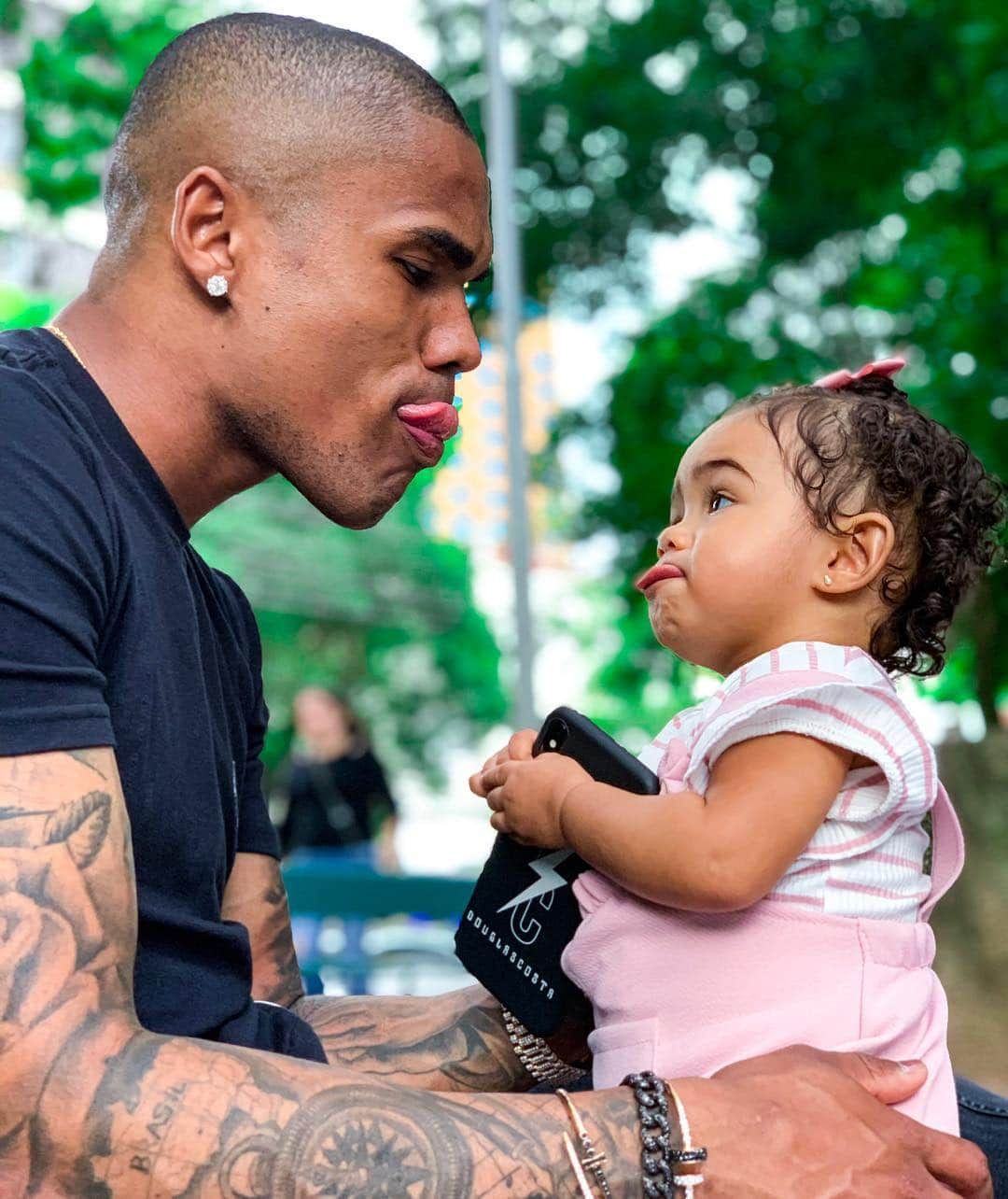 ダグラス・コスタさんのインスタグラム写真 - (ダグラス・コスタInstagram)「Ton ton 👅 o amor do seu papai!」3月17日 6時21分 - douglascosta