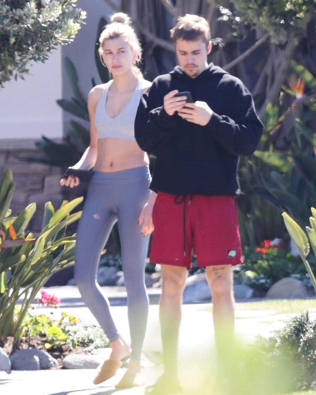 Just Jaredさんのインスタグラム写真 - (Just JaredInstagram)「@justinbieber and @haileybieber spend a relaxing Saturday morning in a park in Laguna Beach. See more pictures now on JustJared.com. #JustinBieber #HaileyBieber Photos: Backgrid」3月17日 6時22分 - justjared