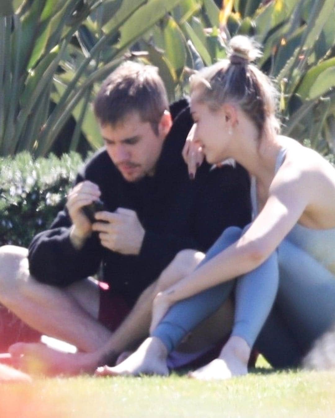 Just Jaredさんのインスタグラム写真 - (Just JaredInstagram)「@justinbieber and @haileybieber spend a relaxing Saturday morning in a park in Laguna Beach. See more pictures now on JustJared.com. #JustinBieber #HaileyBieber Photos: Backgrid」3月17日 6時22分 - justjared