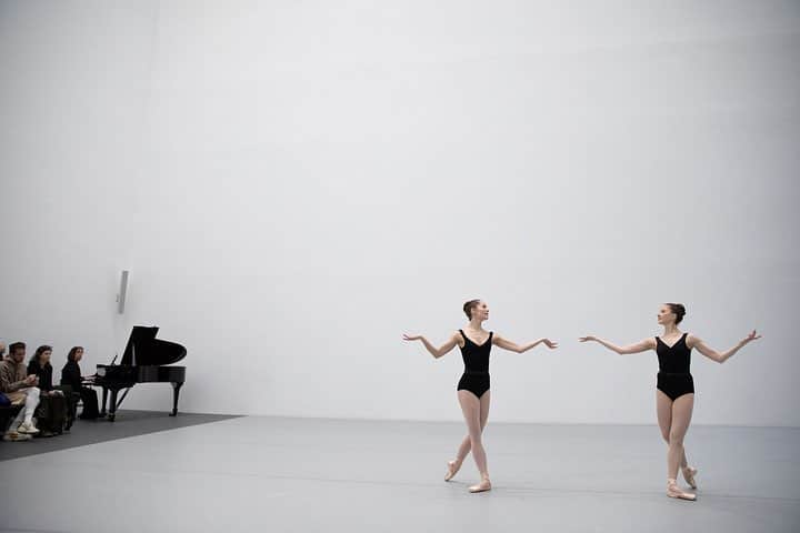 ニューヨーク近代美術館さんのインスタグラム写真 - (ニューヨーク近代美術館Instagram)「Our Marron Atrium was graced this afternoon with dancers from @nycballet performing excerpts from four landmark works created by George Balanchine, the legendary choreographer who cofounded New York City Ballet with #LincolnKirstein in 1948. ... Join us for more tomorrow and Monday (March 17 & 18) at 12 noon and 3 p.m. Free with Museum admission—seating is limited and available on a first-come, first-served basis. Learn more at mo.ma/nycb (link in bio). ... [Kirstein and Balanchine’s New York City Ballet: Four Modern Works. The Museum of Modern Art, March 16, 3:00 p.m. Photos by Julieta Cervantes]」3月17日 6時26分 - themuseumofmodernart