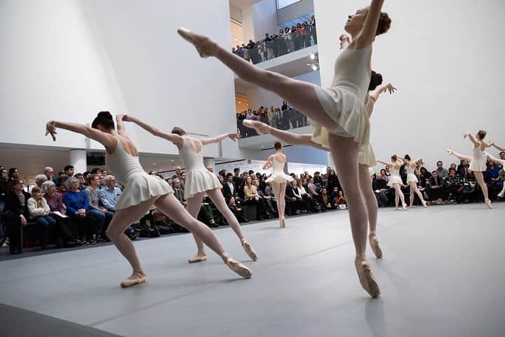 のインスタグラム：「Our Marron Atrium was graced this afternoon with dancers from @nycballet performing excerpts from four landmark works created by George Balanchine, the legendary choreographer who cofounded New York City Ballet with #LincolnKirstein in 1948. ... Join us for more tomorrow and Monday (March 17 & 18) at 12 noon and 3 p.m. Free with Museum admission—seating is limited and available on a first-come, first-served basis. Learn more at mo.ma/nycb (link in bio). ... [Kirstein and Balanchine’s New York City Ballet: Four Modern Works. The Museum of Modern Art, March 16, 3:00 p.m. Photos by Julieta Cervantes]」