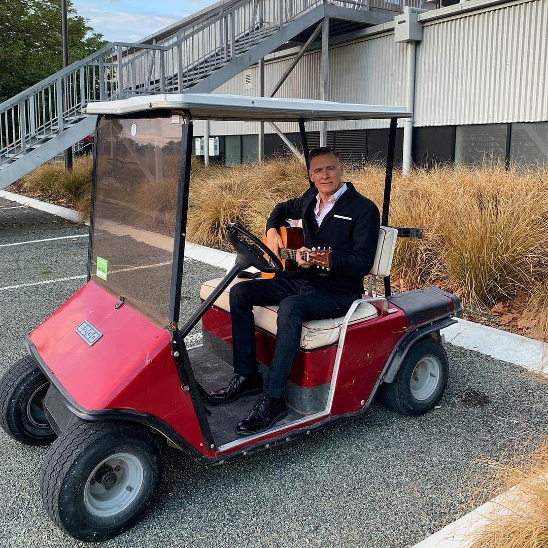 ブライアン・アダムスのインスタグラム：「Gotta get to the gig... Nelson, New Zealand ❤️#bryanadamsshinealight #thisishowiroll」