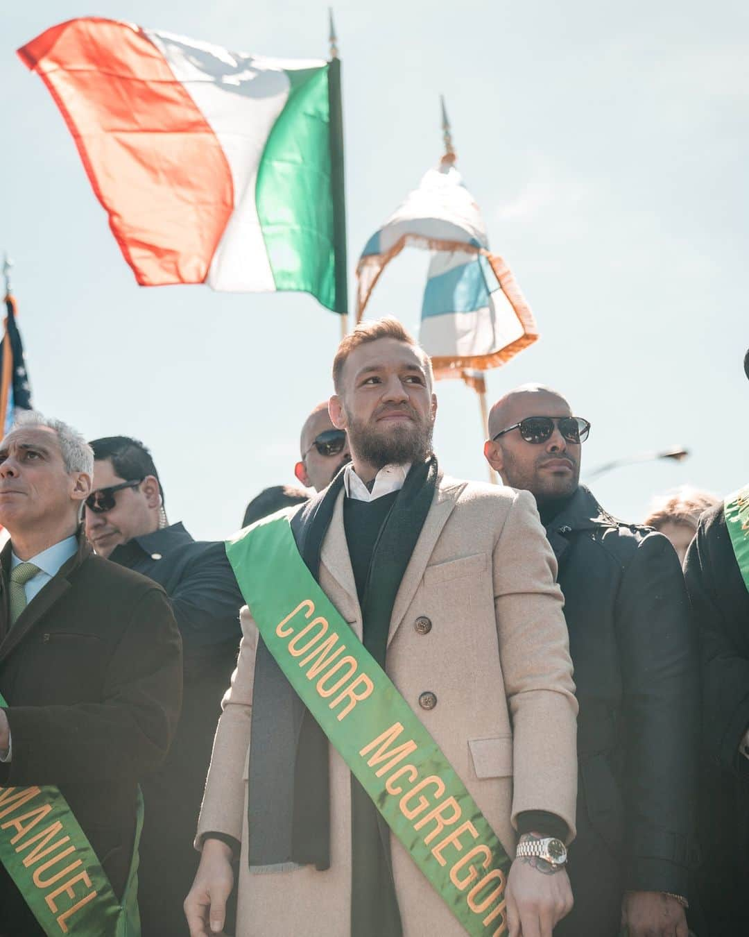 コナー・マクレガーさんのインスタグラム写真 - (コナー・マクレガーInstagram)「Leading the charge for the St. Patrick’s day Parade here in the great city of Chicago!  Thank you to my friends Jim and Michelle and the entire plumbers unions, and also the City’s Mayor, Mayor Rahm Emanuel.  Thank you so much for the hospitality! What a city! What a parade!  What an honour!! I am one proud Irishman today, and everyday, thank you all so much!  Slainte ☘️」3月17日 6時33分 - thenotoriousmma