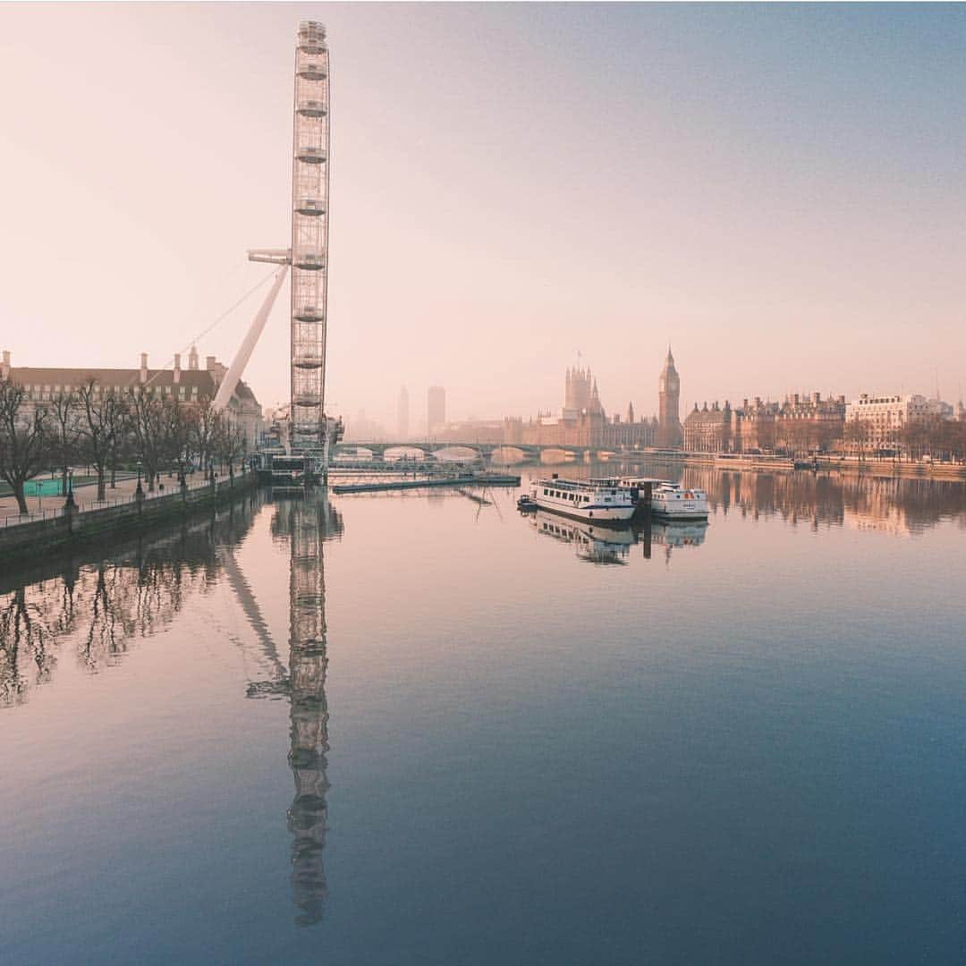 @LONDON | TAG #THISISLONDONさんのインスタグラム写真 - (@LONDON | TAG #THISISLONDONInstagram)「#LONDON throwback from @krzys.ko who tagged #IGotLondonSkills to get featured! 😏🔥😎 // #thisislondon #bigben #londoneye.」3月17日 6時33分 - london