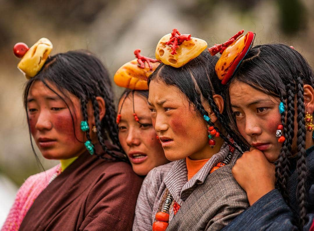 Michael Yamashitaさんのインスタグラム写真 - (Michael YamashitaInstagram)「Tibetan fashion - amber and coral headdresses, worn on celebratory occasions - here, during a summer festival at Shechen Monastery. Amber is fossilized tree resin and comes from Yunnan. Red coral is precious as it comes from the sea, far from landlocked Tibet. There are still some spots available for my photography workshop in Tibet this fall. Visit @visionarywild for all the details. #tibet #photoworkshop #tibetan #traditionalfashion」3月17日 12時06分 - yamashitaphoto