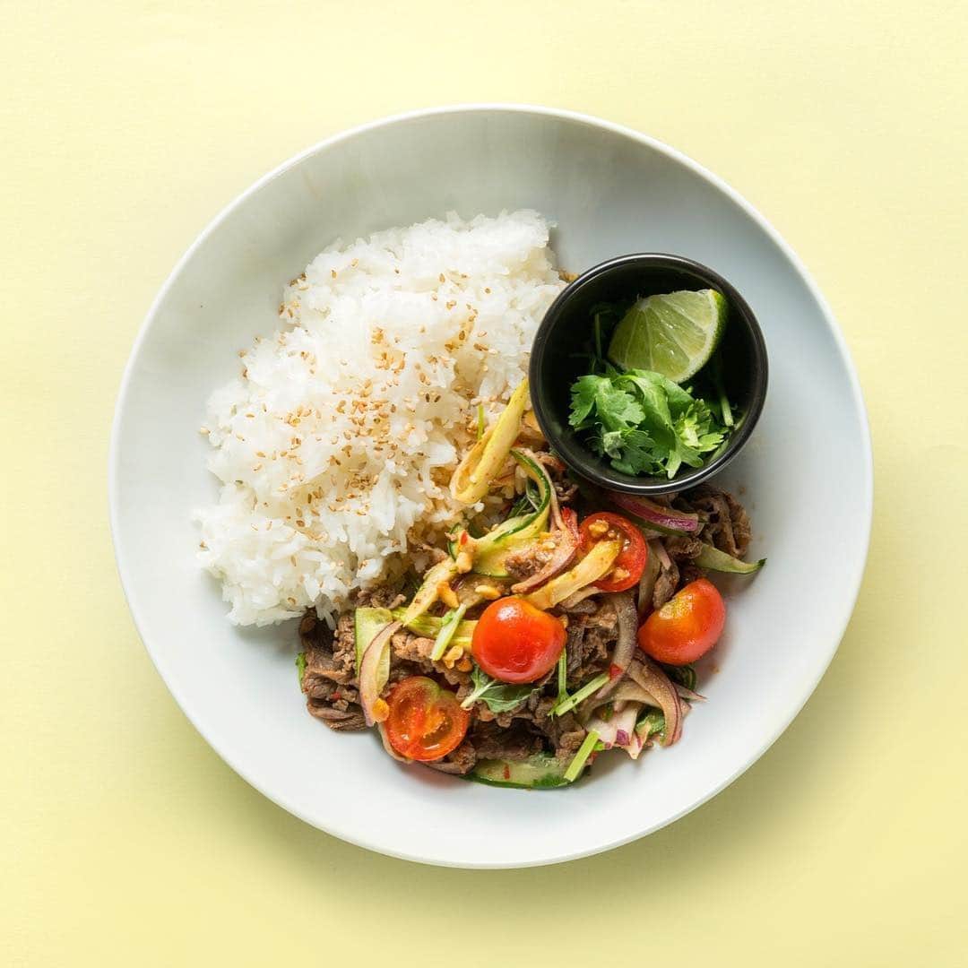 のインスタグラム：「今週のランチ丼は 「 タイ風牛サラダ丼 」 ご来店をお待ちしております！ . 「 Thai Style Beef Salad Bowl 」 for this week. . lunch 11:30 〜 16:00 . #longrain #longraintokyo」