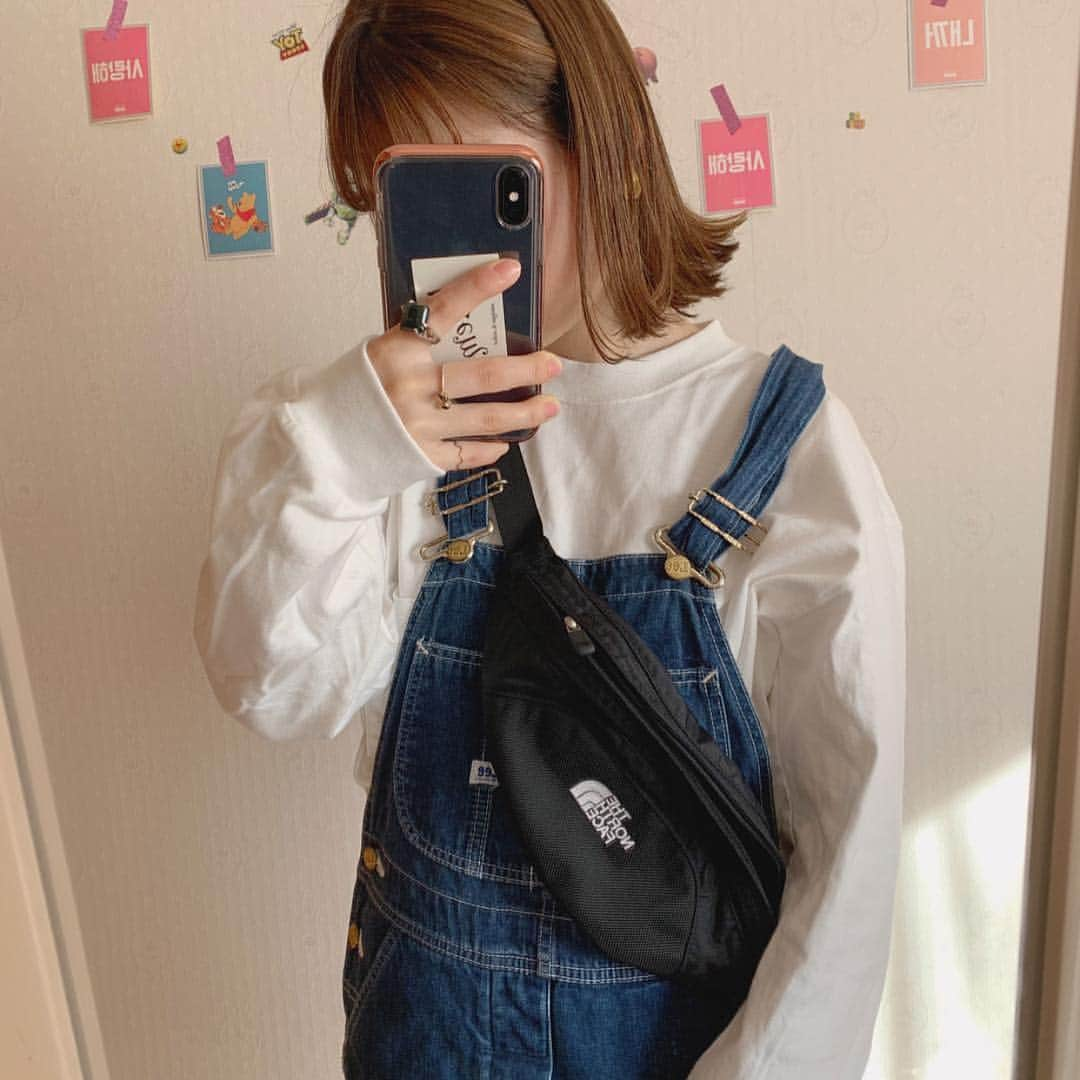 古着女子さんのインスタグラム写真 - (古着女子Instagram)「≪👕カジュアルコーデ👕≫白のロングＴシャツに古着のオーバーオールを合わせてカジュアルシンプルなコーデに❤️小物はオーバーオールと合わせてゴールドでまとめ、ウエストポーチで動きやすさも抜群です👏 * Check this→@9090s_ 👖👟 @o0_hitokuchi_ 🐻🌻 * for boys👉古着男子(@furudann ) * このコーデが参考になったらいいね👍かコメントください☺️ * 古着を素敵に着こなしてる女性の方をRepostでご紹介させていただきます🐒写真は全てご本人様に【掲載許諾】をとっております💓 *  @iaaaaayk__11 さんありがとうございました😊  #フルジョ #古着 #古着女子 #今日のコーデ #お洒落さんと繋がりたい #コーデ #古着コーデ #きょコ #ファッションコーデ #古着男子 #着回しコーデ #服好きな人と繋がりたい #レディースファッション #ゆるコーデ #ガーリーコーデ #ガーリー #レディース古着 #shimokitazawa #着画 #古着mix #古着好き #韓国コーデ #メンズライク #古着ファッション #オーバーオール #シンプルコーデ #ウエストポーチ #スポーティーコーデ #カジュアルコーデ」3月17日 11時59分 - furuzyo