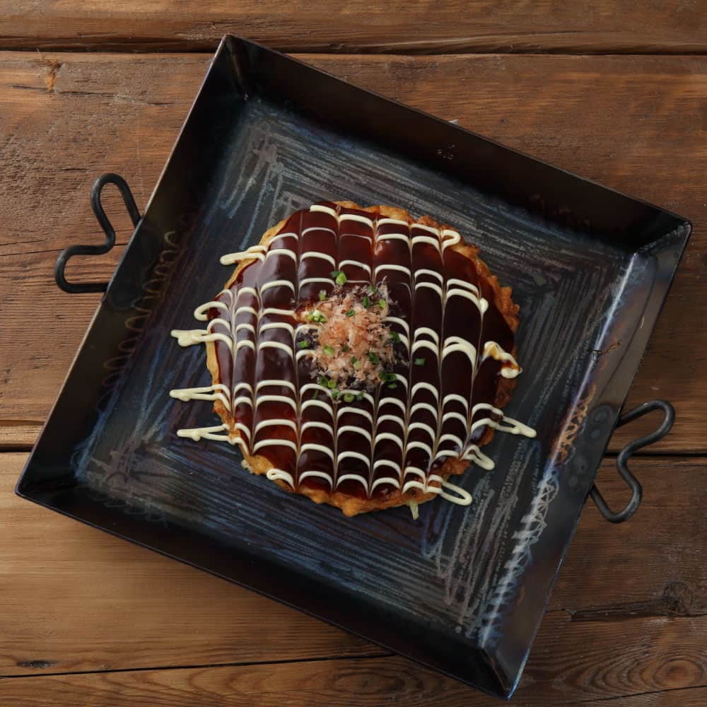 Komerco-コメルコ-さんのインスタグラム写真 - (Komerco-コメルコ-Instagram)「. 鉄板焼きやおうち焼き肉がもっと楽しくなる✨ ハートの持ち手がかわいいスクエアグリルパン。 . デザイン性のあるフライパンが人気の #メタルアートファクトリーの作品。 全て一枚の鉄板から叩き出して加工された、手づくりの逸品です。 表面に細かな溝を作ることで食材がくっつきにくく、錆びにくくなっているのだそう👀料理するたびに油が馴染んでいくので、ながーく使えるのが嬉しいですよね。 . ガスコンロ・IHどちらでもお使いいただけます。 そのまま食卓に出して、ぜひアツアツを味わってくださいね。 オーブン、薪ストーブでの調理も可能なので、アウトドアでも活躍してくれますよ💓 . ------------------------------- . メタルアートファクトリー / スクエアグリルパン . ▷こちらの作品はKomercoアプリでクリエイターから直接ご購入いただけます。 アプリ内「さがす」で「スクエアグリルパン」と検索してください🔎 . ▷iOS版Appダウンロードはプロフィールリンクから📲 @komerco_official.」3月17日 12時00分 - komerco_official