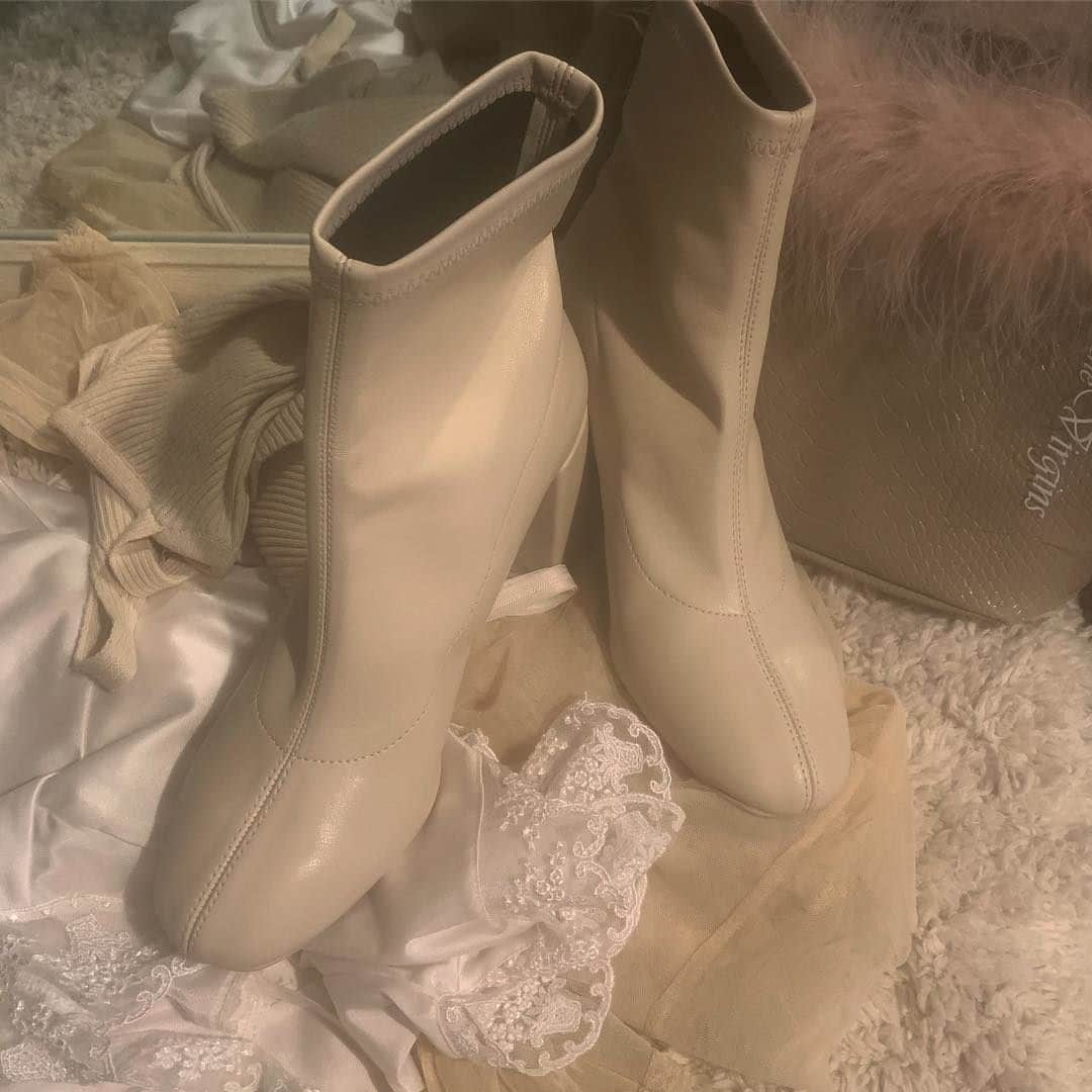 RiLiさんのインスタグラム写真 - (RiLiInstagram)「この春ヘビロテ間違いなしのホワイトブーツ👢❤︎ ..... 韓国サイトなどでよく見る【白いブーツ】をすでに取り入れているお洒落さんたちを発見🤔各ブランドからも続々と発売されているみたい💭 ロングスカートやスラックスに合わせればぐっと女性らしいコーデに❤︎暖かくなってきたらジャケットやセットアップなどのきれいめコーデに合わせて大人っぽく履きたいっ👄 春先まで使えるのが嬉しいねっ🌷今買い足すならホワイトブーツに決まりっ👑 ❣ ❣ ❣ ❣ ❣ サイトやSNSで掲載させていただくお写真募集中😘📸 かわいいコーデやアイテム、注目スポットなどが撮れたら、ハッシュタグ→#rili_tokyo  を付けて投稿❗ ． Special Thanks💋 Photo by @mmiyuuuu @en__chana13 @akur__ig @r.kaaa @_aa.wa___38 @sae0801 @mutsumi___17 ． #春 #春コーデ #ホワイトブーツ #ブーツ #白いブーツ #ワントーン #ワントーンコーデ#足元コーデ #足元くら部 #シンプルコーデ #カジュアルコーデ #ガーリーコーデ #置き画 #置き画くら部 #今日のコーデ #コーデ #コーディネート#秋コーデ #RiLi  #おしゃれさんと繋がりたい #お洒落さんと繋がりたい #ファッション #패션스타그램 #ootd #outfit」3月17日 12時00分 - rili.tokyo