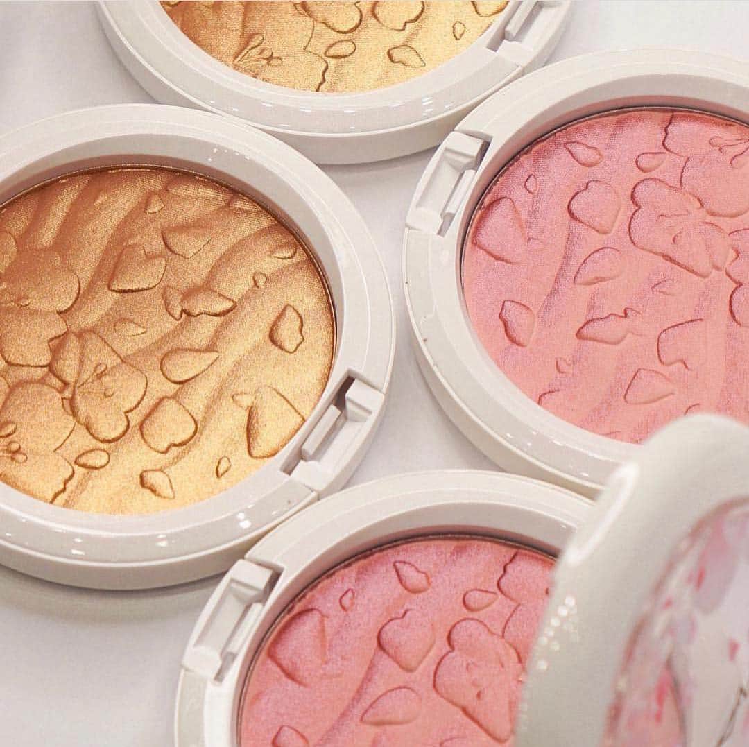 M∙A∙C Cosmetics Japanのインスタグラム：「⠀ 桜の花びらの限定コレクション #MACブームブームブルーム #MACBoomBoomBloom ⠀ ⠀ REGRAM: @maccosmeticshk ⠀ ⠀ ⠀ ⠀ ⠀ ⠀ #MACCosmeticsJapan #MACコスメ #MACCosmetics#MAC #コスメ #メイク #ハイライター #チーク #MACチーク #フェイスパウダー #春 #スプリング #サクラ #桜 #CherryBlossom」