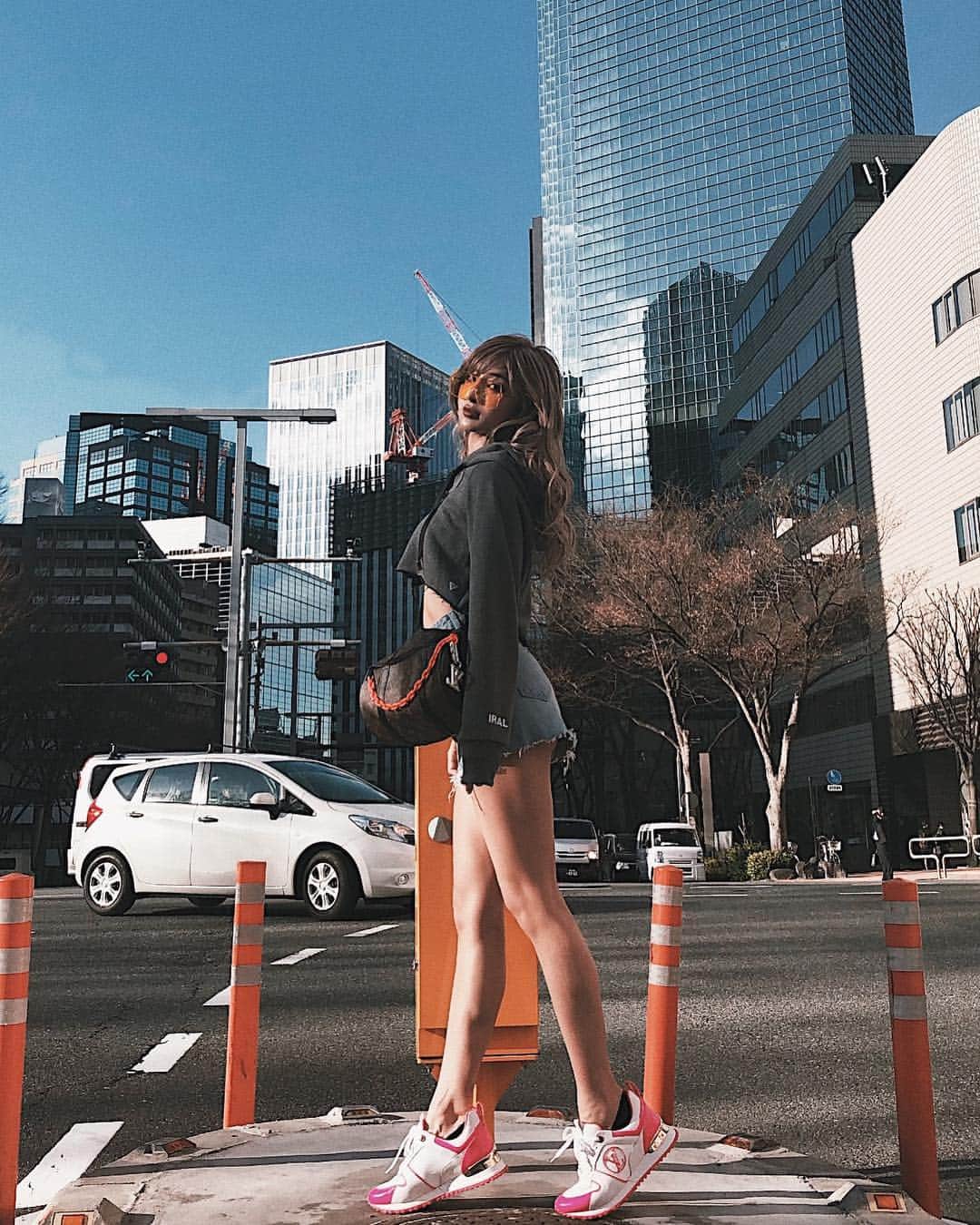 小原優花さんのインスタグラム写真 - (小原優花Instagram)「私服のときは胸あきちゃんパーカーのグレーをよく着てるよっ💗💗 ・ 派手めなカラーの小物と合わせるのが好き🥺🧡🧡👟👜🌈 ・ アシンメトリーで背中を長めに作って、ちらっと見えるウエストが細く盛れるの😋❣️ ・ オンラインストアで発売中です🧸💕 🎽《 @iral_official 》 ・ 色違いで持ってるショーパン付きのデニムスカートは《 @gydajp 》💗 サングラス《 @dior 》 カバンとスニーカー《 @louisvuitton 》 ・ ・ #iral #アイラル #フィットネス #筋肉女子 #新作 #フロントオープンパーカー #coordinate #outfit #ootd #japan #tokyo」3月17日 12時01分 - yunkoro519