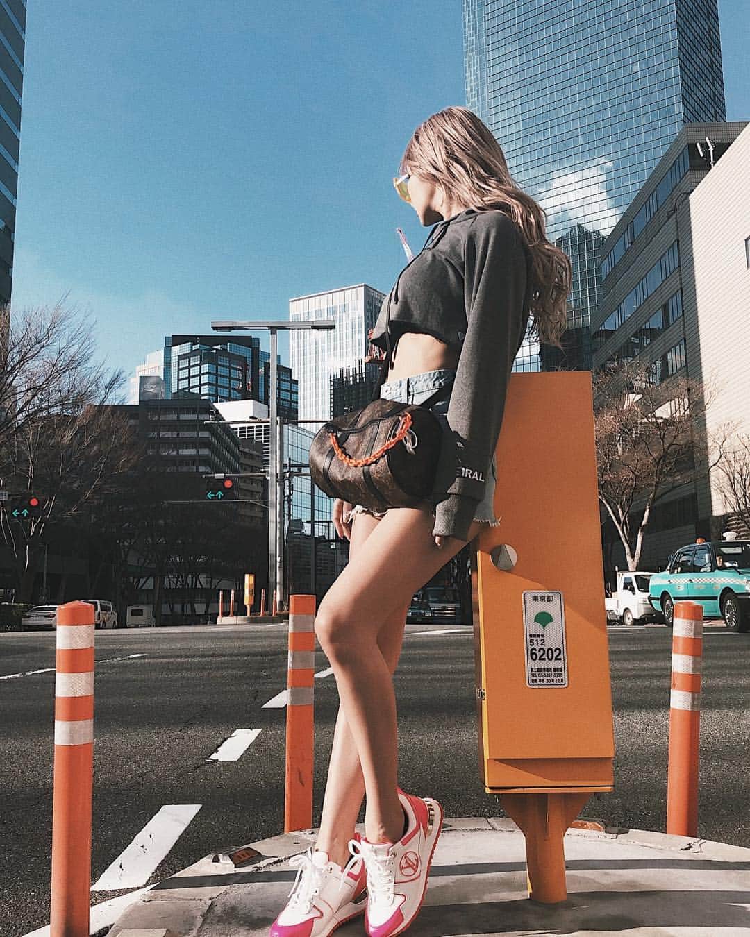 小原優花さんのインスタグラム写真 - (小原優花Instagram)「私服のときは胸あきちゃんパーカーのグレーをよく着てるよっ💗💗 ・ 派手めなカラーの小物と合わせるのが好き🥺🧡🧡👟👜🌈 ・ アシンメトリーで背中を長めに作って、ちらっと見えるウエストが細く盛れるの😋❣️ ・ オンラインストアで発売中です🧸💕 🎽《 @iral_official 》 ・ 色違いで持ってるショーパン付きのデニムスカートは《 @gydajp 》💗 サングラス《 @dior 》 カバンとスニーカー《 @louisvuitton 》 ・ ・ #iral #アイラル #フィットネス #筋肉女子 #新作 #フロントオープンパーカー #coordinate #outfit #ootd #japan #tokyo」3月17日 12時01分 - yunkoro519