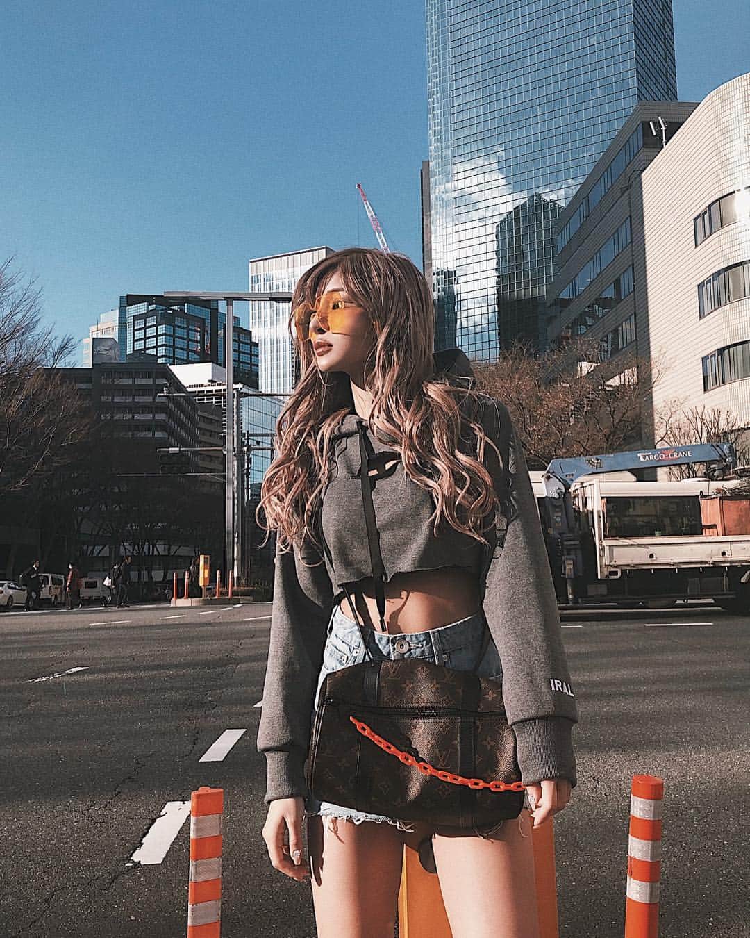 小原優花さんのインスタグラム写真 - (小原優花Instagram)「私服のときは胸あきちゃんパーカーのグレーをよく着てるよっ💗💗 ・ 派手めなカラーの小物と合わせるのが好き🥺🧡🧡👟👜🌈 ・ アシンメトリーで背中を長めに作って、ちらっと見えるウエストが細く盛れるの😋❣️ ・ オンラインストアで発売中です🧸💕 🎽《 @iral_official 》 ・ 色違いで持ってるショーパン付きのデニムスカートは《 @gydajp 》💗 サングラス《 @dior 》 カバンとスニーカー《 @louisvuitton 》 ・ ・ #iral #アイラル #フィットネス #筋肉女子 #新作 #フロントオープンパーカー #coordinate #outfit #ootd #japan #tokyo」3月17日 12時01分 - yunkoro519