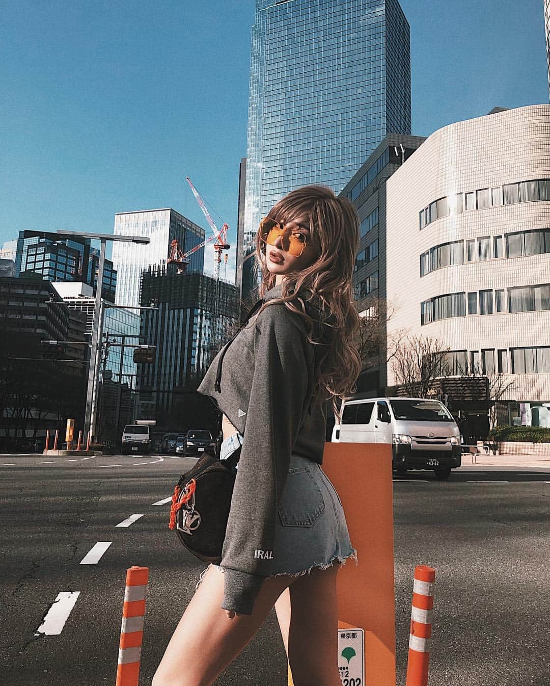 小原優花さんのインスタグラム写真 - (小原優花Instagram)「私服のときは胸あきちゃんパーカーのグレーをよく着てるよっ💗💗 ・ 派手めなカラーの小物と合わせるのが好き🥺🧡🧡👟👜🌈 ・ アシンメトリーで背中を長めに作って、ちらっと見えるウエストが細く盛れるの😋❣️ ・ オンラインストアで発売中です🧸💕 🎽《 @iral_official 》 ・ 色違いで持ってるショーパン付きのデニムスカートは《 @gydajp 》💗 サングラス《 @dior 》 カバンとスニーカー《 @louisvuitton 》 ・ ・ #iral #アイラル #フィットネス #筋肉女子 #新作 #フロントオープンパーカー #coordinate #outfit #ootd #japan #tokyo」3月17日 12時01分 - yunkoro519