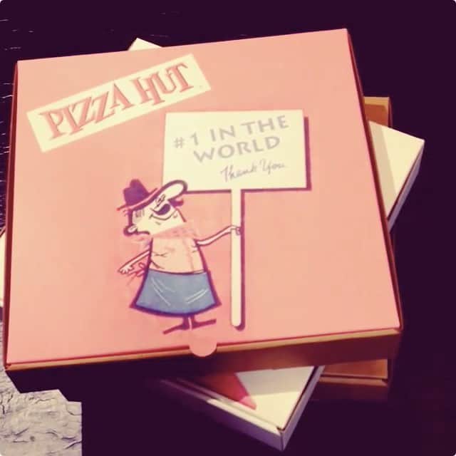 ピザハットさんのインスタグラム写真 - (ピザハットInstagram)「【あなたはどのピザBOXで届けてほしい？♪(о´∀`о)】 * 本日は #世界のピザハット アメリカから、過去のピザBOX紹介第２弾♪ 可愛らしいデザインから始まり、Hutの意味である小屋のデザインに変わり、今のロゴの形に♪(´,,•ω•,,｀) * 日本の #ピザハット も、季節に合わせたデザインやキャンペーン中はコラボデザインなどに変身します♡(*´∀｀*)ぜひそんな一面も楽しんでくださいね♪ * * * #ピザハット #pizzahut #ピザ #pizza #ぴざ #ピッツァ #ピザBOX #ピザ箱 #どれが好き」3月17日 12時02分 - pizza_hut_japan