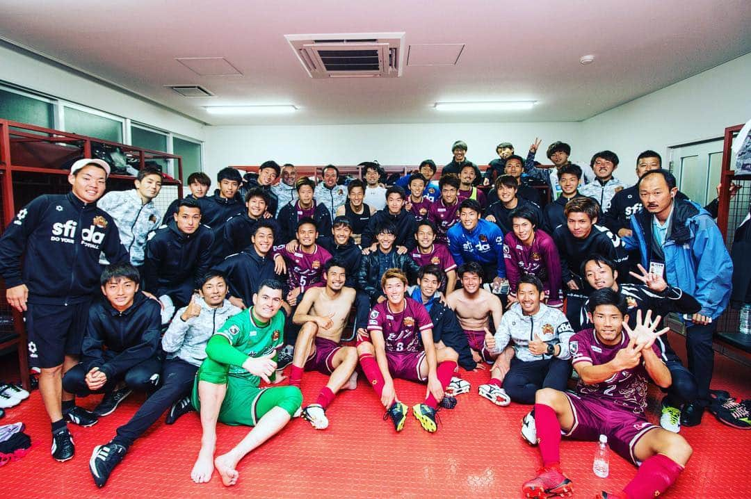 上里一将さんのインスタグラム写真 - (上里一将Instagram)「開幕から4連勝。  凄く難しい試合だった  その試合で勝てた事、今後の長いシーズン  大事な時に必ずいきてくる。  そして風希の新たな挑戦を、少なからず勝利で勇気づける事が出来たんじゃないかな。  頑張ってこい！ 琉球のために戦ってくれてありがとう！  #FC琉球 #開幕4連勝 #まだまだこれから #熱い声援ありがとうございました」3月17日 12時03分 - kazumasa_uesato20