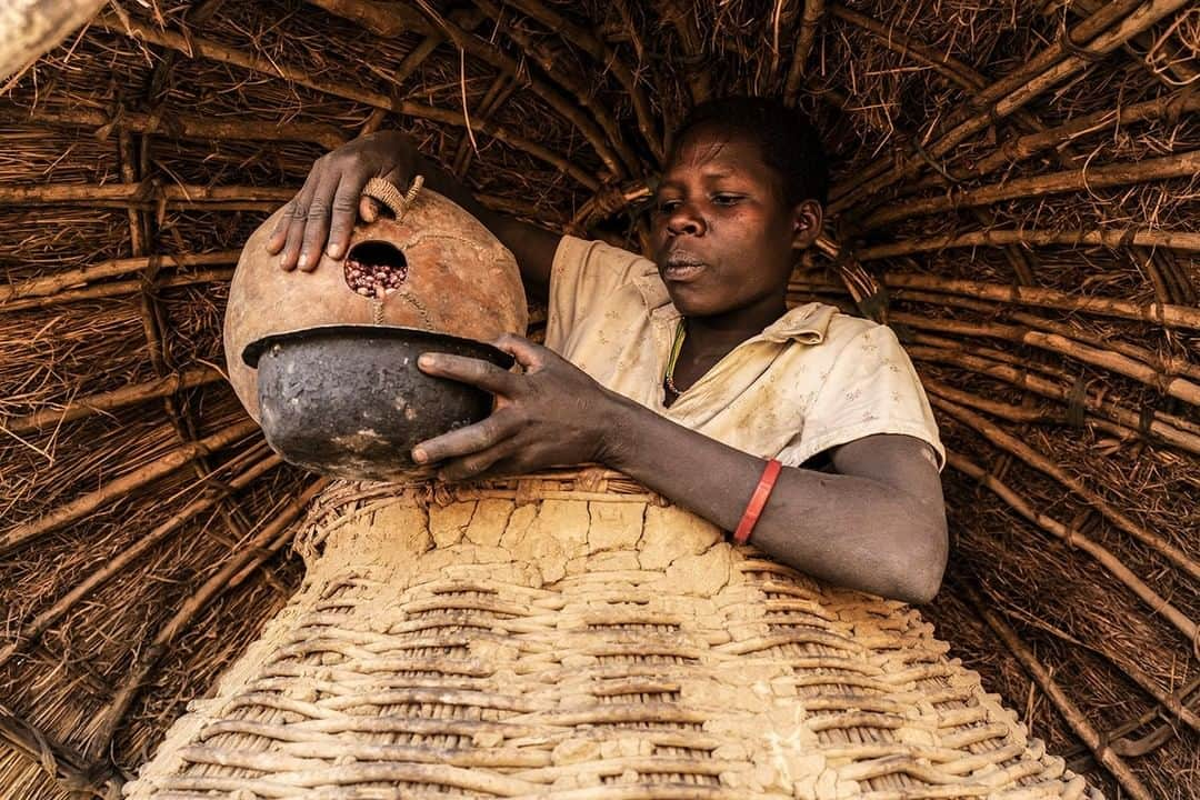 ナショナルジオグラフィックさんのインスタグラム写真 - (ナショナルジオグラフィックInstagram)「Photo by @beverlyjoubert | Agriculture is vital for the little-known and secluded Ik tribe who live in the mountains in northern Uganda. Originally from Ethiopia, they moved up into these mountains after the land on which they settled was turned into a national park in the 1960s. Moving out of this known farming and hunting land was a huge blow and led to extreme famine, as it coincided with two years of drought. Their rituals are all centered around the agricultural calendar, and women hold the key to ensuring famine doesn't strike in the same way once again. So much of the work women do, especially rural women, is unpaid and unrecognized. And yet this labor of ordinary, everyday life–the cleaning, the long journeys for water or firewood, the caring for children or grinding of grain, and much more–is immense and indispensable.」3月17日 12時03分 - natgeo