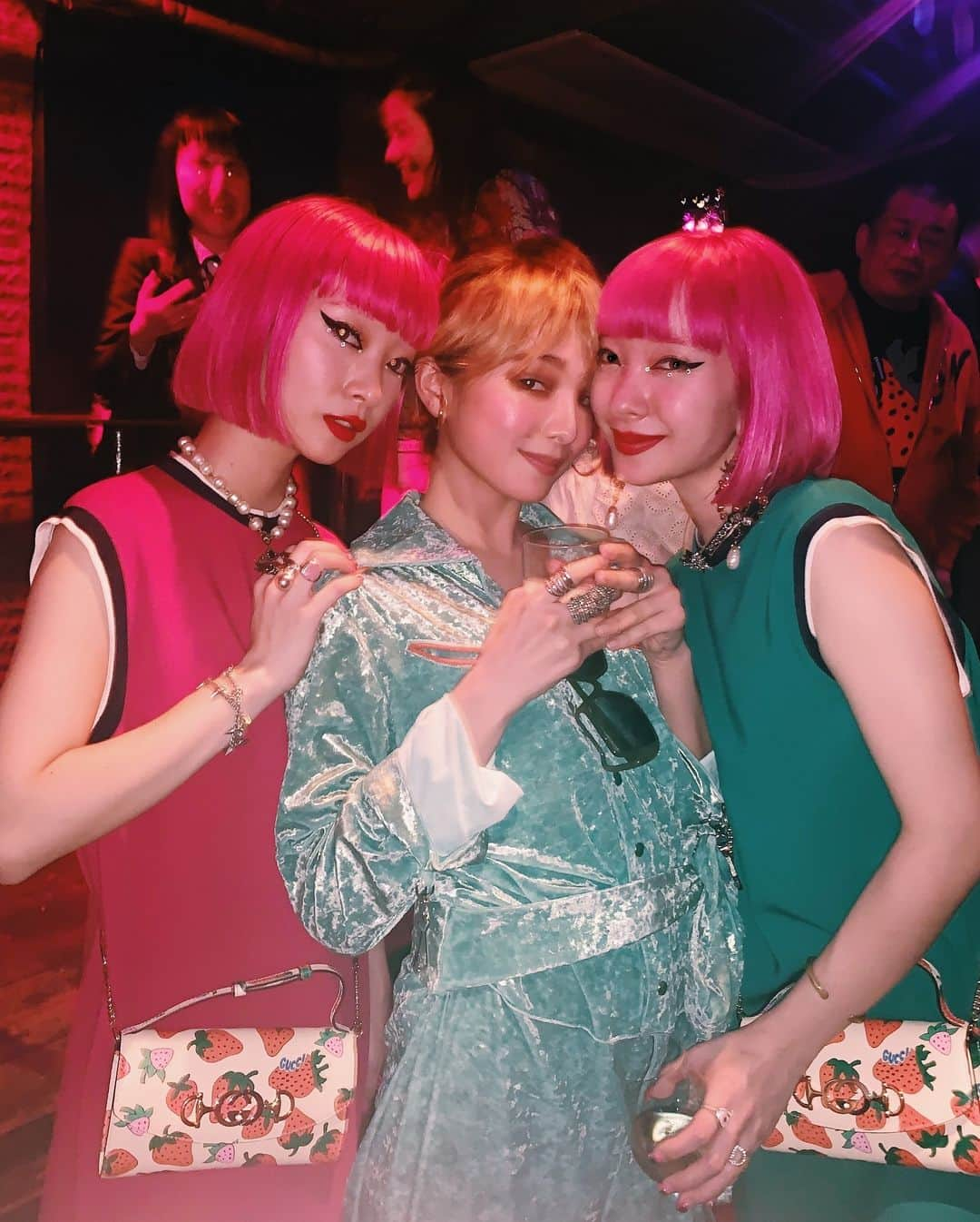 AMIさんのインスタグラム写真 - (AMIInstagram)「@gucci twins👩‍❤️‍💋‍👩👩‍❤️‍💋‍👩👩‍❤️‍💋‍👩 gucci zumibag launch party in KYOTO💐 gucci のローンチパーティで京都へ。 イチゴ柄とっても可愛い😍 お店へ行ったあとは METROでDJでした🌹 とっても楽しかったーーー♥️ #guccizumi #再投稿失礼します🙇‍♂️」3月17日 12時10分 - amixxamiaya