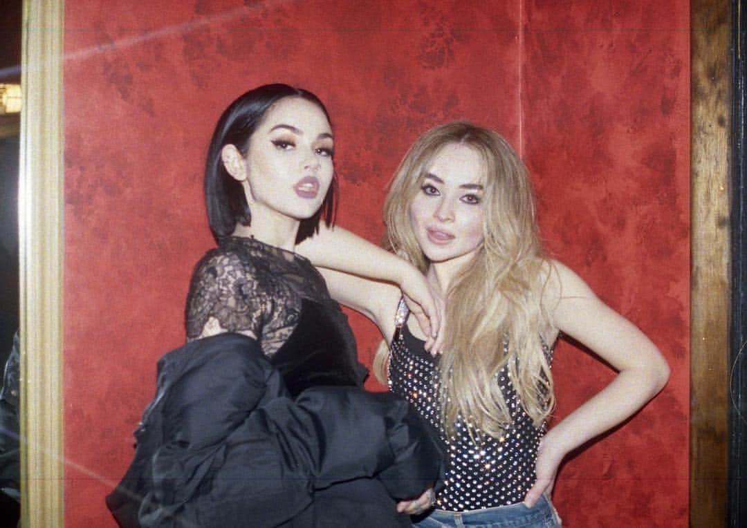 マギー・リンデマンのインスタグラム：「👯‍♀️🖤🎤」