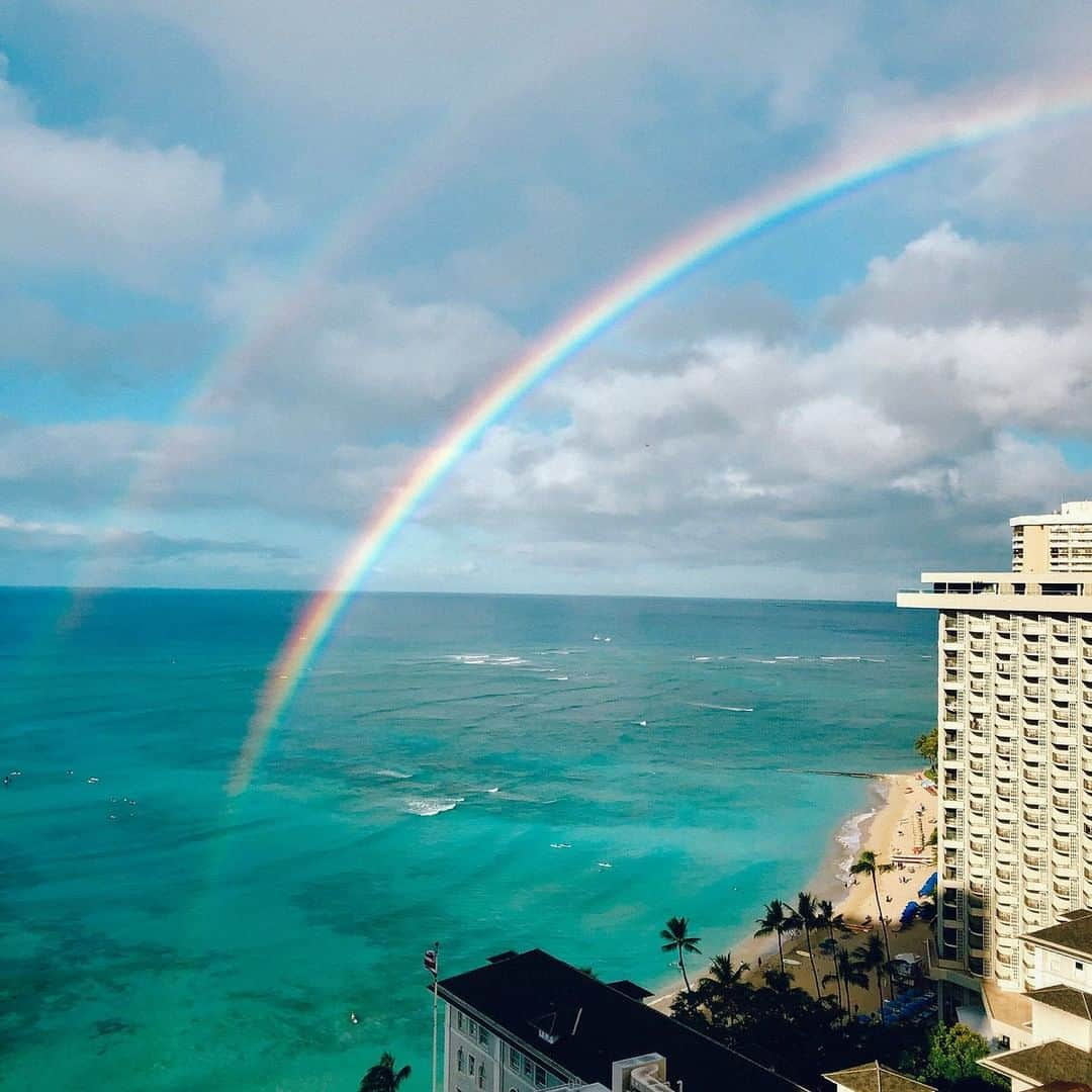 ジュリアナ・デヴァーさんのインスタグラム写真 - (ジュリアナ・デヴァーInstagram)「"Woah, that's a full rainbow. Double rainbow all the way. It's a full-on double rainbow all the way across the sky!"⁣ ⁣ Okay, okay, I couldn't capture the entire thing and make it fit on IG, but you get the excitement, yeah?⁣ ⁣ For those of you who've had the good fortune of seeing rainbows 🌈in Hawaii, do you notice how you can generally follow them all the way the to their other side? And often there are two??⁣ ⁣ Kind of perfect to lead us into tomorrow's St. Paddy's 🍀Day. Now if I can just find that pot of gold. ;P⁣ ⁣ Is there anywhere else you've been where you see full (or double) rainbows?⁣ ⁣ ⁣ ⁣ ⁣ #rainbows #waikiki #doublerainbow #Hawaii #oahu #lethawaiihappen #808  #cleverdeverwherever #alohaoutdoors #onlyinhawaii #hawaiistagram #ig_oahu #explorehawaii #ocean #travel #igtravel #alohastate #beach #travelpics  #marveloushawaii #unrealhawaii #waikikibeach #traveler #worldtraveler」3月17日 6時40分 - cleverdeverwherever