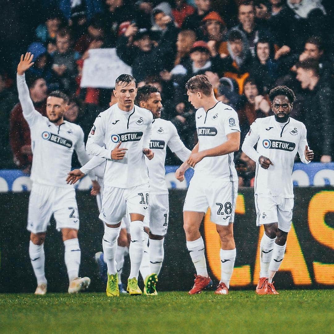 スウォンジー・シティAFCさんのインスタグラム写真 - (スウォンジー・シティAFCInstagram)「PROUD! 👊  #Swans 🖤 #JackArmy」3月17日 7時00分 - swansofficial