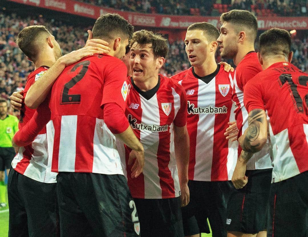 イバイ・ゴメスのインスタグラム：「¡Conexión equipo y afición! ✅  Es la única forma de poder disfrutar de tardes como las de hoy 🙌🏼 ¡Gran partido de todos! ¡3 puntazos contra un equipazo! 💪🏼 Eskerrik asko San Mamés! 🙏🏻 Aupa @athleticclub ! 🦁🔴⚪️ #goruntzbegira 🧗‍♂️」