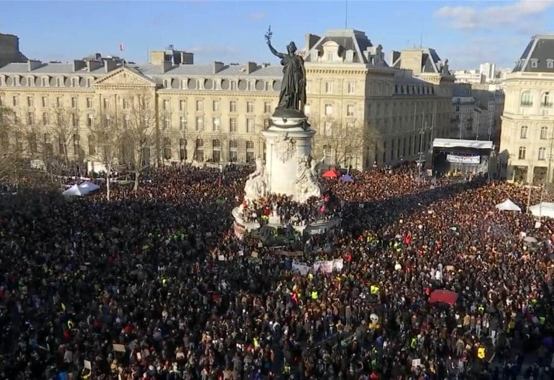 Leslie Camila-Roseさんのインスタグラム写真 - (Leslie Camila-RoseInstagram)「🇫🇷 Les larmes aux yeux de voir tant de personnes se lever pour protéger notre planète. La France, mon beau pays qui a toujours su savoir dire non et se mobiliser, voilà un bel exemple, aujourd’hui je suis fière et émue. Mouvement fait dans la paix et la bonne humeur. Nous ne somme jamais de trop pour protéger la planète et notre futur! Photos prises de la vidéo de France 24: https://amp.france24.com/fr/20190316-marche-siecle-climat-biodiversite-france-ONG .🙏🌿 🌍 • 🇺🇸 Very proud and touched to see my country rising to protect our planet and fight climate change. After the youth strike, here are some pictures of the walk for climate. Lead by more than 140 organizations, this is just the beginning. America, will you follow ??? We will be more and more. Change is now. And starts with all of us. 🌍 #marchepourleclimat #lamarchedusiecle」3月17日 6時57分 - leslie_coutterand