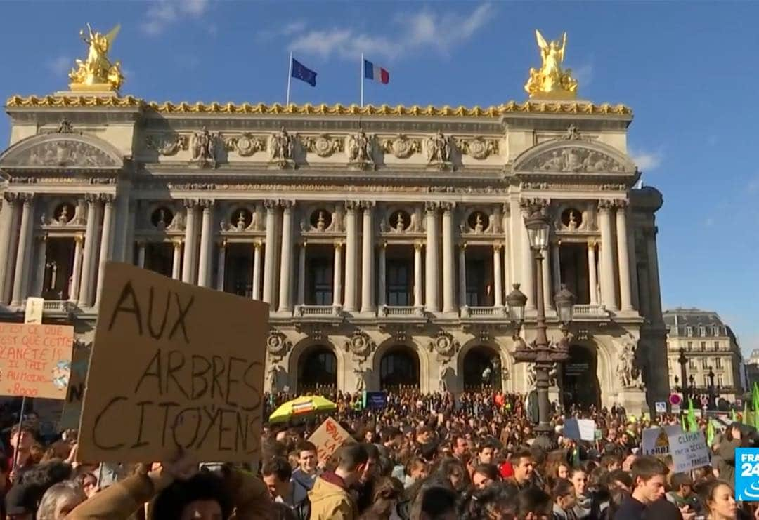 Leslie Camila-Roseさんのインスタグラム写真 - (Leslie Camila-RoseInstagram)「🇫🇷 Les larmes aux yeux de voir tant de personnes se lever pour protéger notre planète. La France, mon beau pays qui a toujours su savoir dire non et se mobiliser, voilà un bel exemple, aujourd’hui je suis fière et émue. Mouvement fait dans la paix et la bonne humeur. Nous ne somme jamais de trop pour protéger la planète et notre futur! Photos prises de la vidéo de France 24: https://amp.france24.com/fr/20190316-marche-siecle-climat-biodiversite-france-ONG .🙏🌿 🌍 • 🇺🇸 Very proud and touched to see my country rising to protect our planet and fight climate change. After the youth strike, here are some pictures of the walk for climate. Lead by more than 140 organizations, this is just the beginning. America, will you follow ??? We will be more and more. Change is now. And starts with all of us. 🌍 #marchepourleclimat #lamarchedusiecle」3月17日 6時57分 - leslie_coutterand