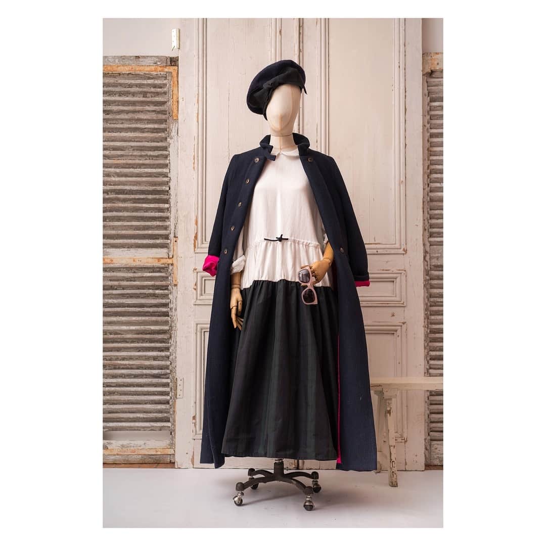 キャベジズ&ローゼズのインスタグラム：「Our latest collaboration with @gilfoxhats has arrived ❤ Join the dark side with this delightful brushed navy beret featuring a charming oversized grosgrain bow 🎀 Made in limited numbers the old-fashioned way, she coordinates beautifully with the Cassandra Coat and Fred Dress 👇Tap to shop now👇#newarrival #handmadehats #beret #navyberet #bowsbowsbows #madeinengland🇬🇧 #millinery #springootd #cabbagesandroses #cabbagesandrosesfashion @christina_strutt @cabbagesandroses_shop」