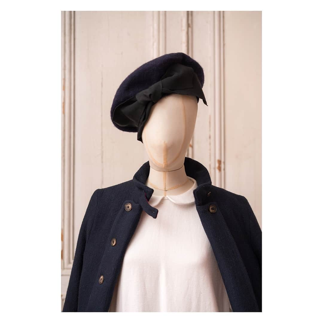 キャベジズ&ローゼズさんのインスタグラム写真 - (キャベジズ&ローゼズInstagram)「Our latest collaboration with @gilfoxhats has arrived ❤ Join the dark side with this delightful brushed navy beret featuring a charming oversized grosgrain bow 🎀 Made in limited numbers the old-fashioned way, she coordinates beautifully with the Cassandra Coat and Fred Dress 👇Tap to shop now👇#newarrival #handmadehats #beret #navyberet #bowsbowsbows #madeinengland🇬🇧 #millinery #springootd #cabbagesandroses #cabbagesandrosesfashion @christina_strutt @cabbagesandroses_shop」3月17日 6時58分 - cabbages_and_roses