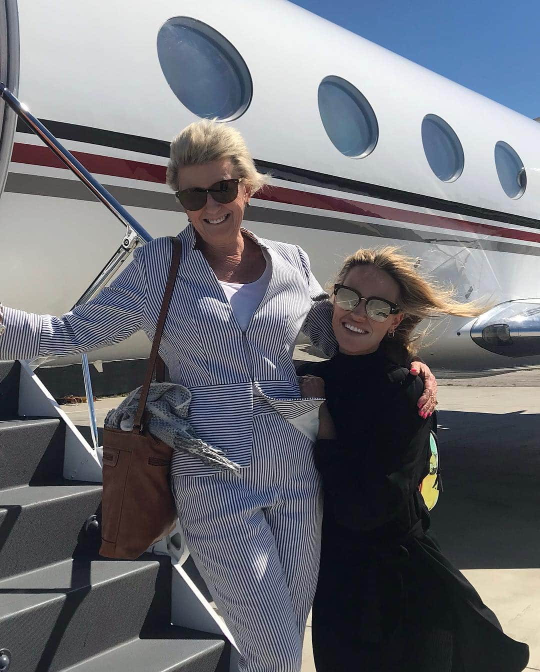 Peta Murgatroydさんのインスタグラム写真 - (Peta MurgatroydInstagram)「Flyin high with Mumma👌🏻#vegasbound」3月17日 6時59分 - petamurgatroyd