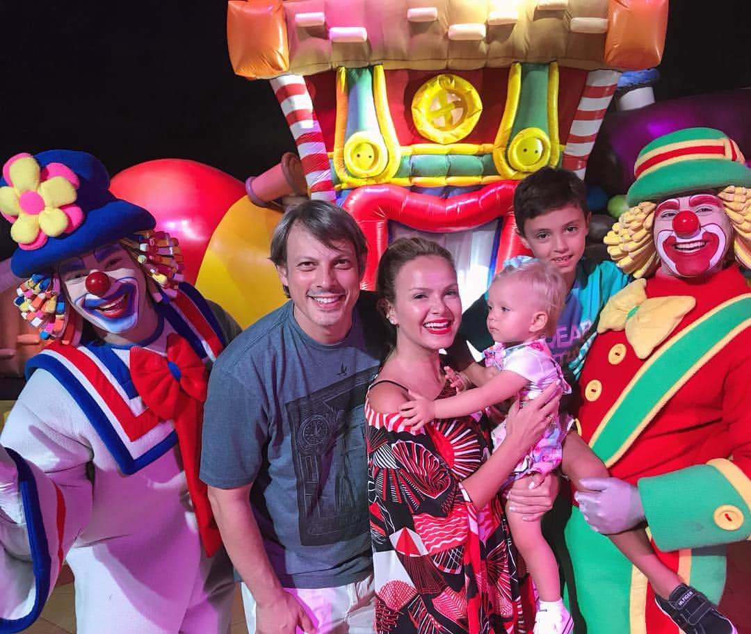 Eliana Michaelichin Bezerraのインスタグラム：「E olha onde fomos curtir com as crianças depois de assistir à estreia da amada @maisa. O @ppcircoshow circo show do Patati e Patata está demais!! Super indico para as famílias que tem filhos pequenos. Tudo impecável!! Obrigada a toda equipe pelo carinho. @patatipatata #parquepatatipatatacircoshow #ppcircoshow #patati #patata #amiguinhos #circo #turma #festa #alegria #diversão #seusmelhoresamigos #familia #maededois #truelove #mamaefeliz #papaifeliz #maedemenino #maedemenina #manuelamrsemintagram」