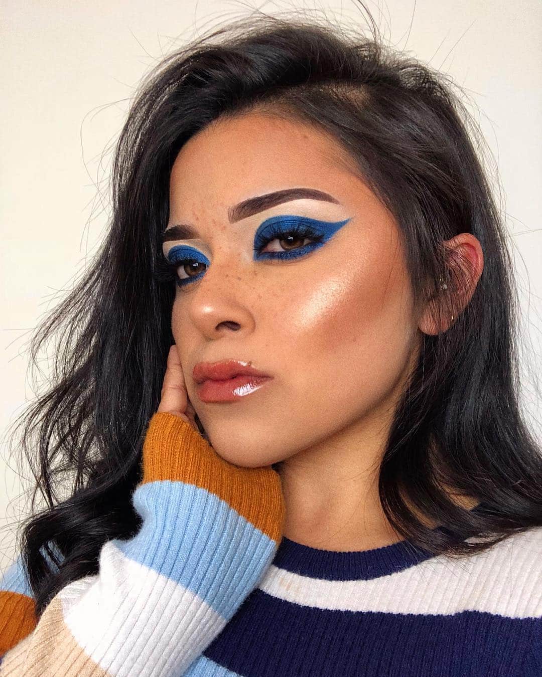 COVERGIRLさんのインスタグラム写真 - (COVERGIRLInstagram)「@bribeautyglam is feeling blue💙 Using our #FullSpectrum So Saturated 'Zodiac Palette' she created this on-trend look as seen on Spring 2019 runways. Full list of products used listed below! 💙 #FullSpectrum Matte Ambition in 'Light Neutral 2' 💙 #FullSpectrum Brightness Concealer 💙 #FullSpectrum So Saturated 'Zodiac' Palette 💙 #FullSpectrum Sculpt Expert Multiuse Cheek 'Rose Rush' Palette 💙 #FullSpectrum Matte Ambition All Day Powder in 'Deep Cool 2' 💙 #OutlastActive Setting Spray 💙 #FullSpectrum Matte Ambition Skin Primer #COVERGIRLMADE #COVERGIRLCrueltyFree #CrueltyFree」3月17日 7時16分 - covergirl