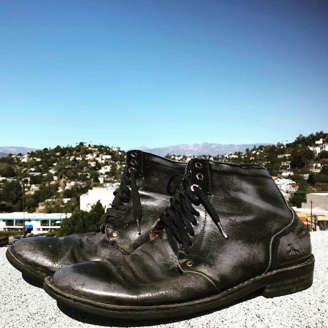 ヤニ・ゲルマンのインスタグラム：「Dear Boots. Oh how many places we’ve been. I could take you anywhere - casual or formal, in the city or out in the woods. Whenever I needed to seem a little taller for an audition - you were there! And remember that time we had to kick away a swan? But you have holes all over, holes I just can’t fix anymore. Your soles are paper thin. And frankly, you smell. So tonight we dance for the last time, but all the memories and literal support I will never forget. Thank you Dear Boots.」