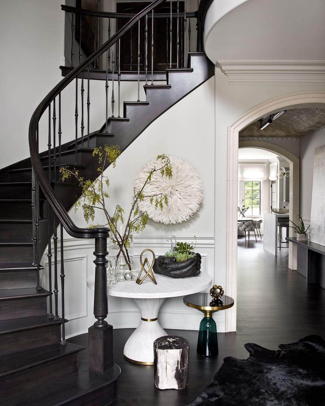 ELLE DECORさんのインスタグラム写真 - (ELLE DECORInstagram)「A black and white entryway as seen in an edgy Chicago home. Designed by @projectinteriors, photography by @cynthialynn from the ED archives.」3月17日 7時20分 - elledecor