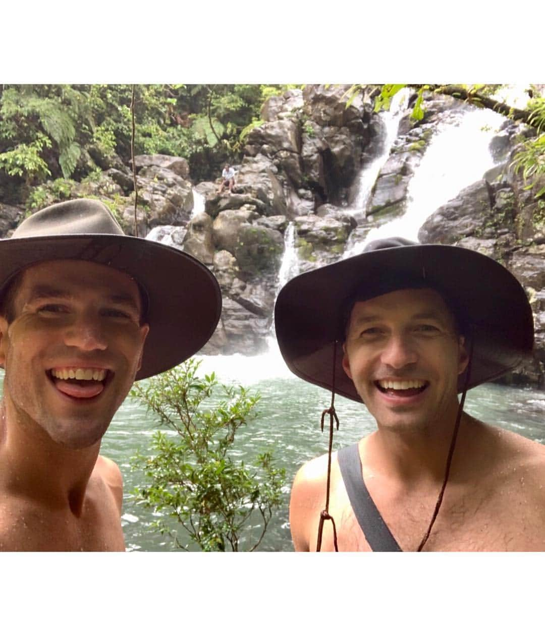 ライアン・ハンセンさんのインスタグラム写真 - (ライアン・ハンセンInstagram)「Fiji Golden Boys for Life!! Love these dudes so much. Together we survived making Fantasy Island!!! (Or did we?) 🏝☠️ #fijigoldenboys #fantasyislandmovie」3月17日 7時23分 - hiryanhansen