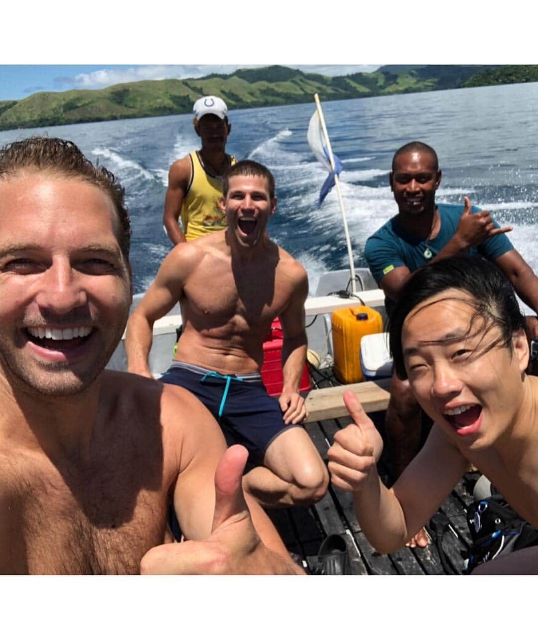 ライアン・ハンセンさんのインスタグラム写真 - (ライアン・ハンセンInstagram)「Fiji Golden Boys for Life!! Love these dudes so much. Together we survived making Fantasy Island!!! (Or did we?) 🏝☠️ #fijigoldenboys #fantasyislandmovie」3月17日 7時23分 - hiryanhansen