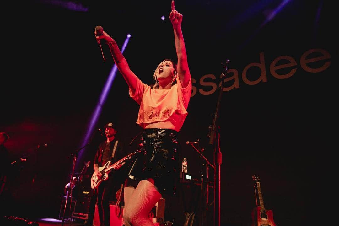 キャサディー・ポープさんのインスタグラム写真 - (キャサディー・ポープInstagram)「Kansas City went OFF last night! So hot I had to lose the jacket 🔥 #girltheworldtour」3月17日 7時32分 - cassadeepope