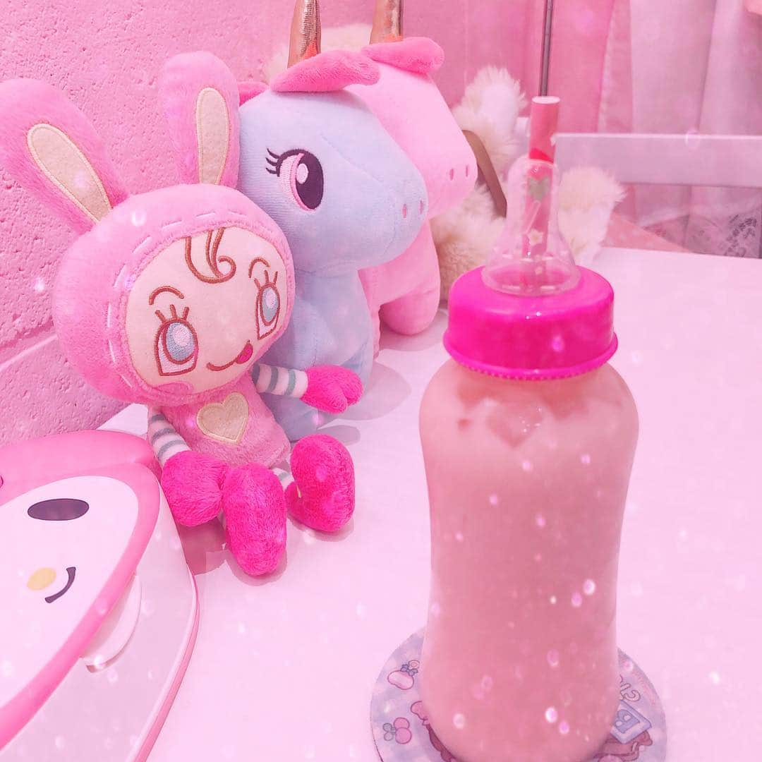 小峰みこさんのインスタグラム写真 - (小峰みこInstagram)「#babyclothet に行ってきました👶 みんな可愛かった🍼💕 お店の内装も可愛かったー😽  #女児服カフェ #mezzopiano #angelblue #ばぶみ #みこお姉ちゃん #みこっくま」3月17日 7時33分 - mico_19911201