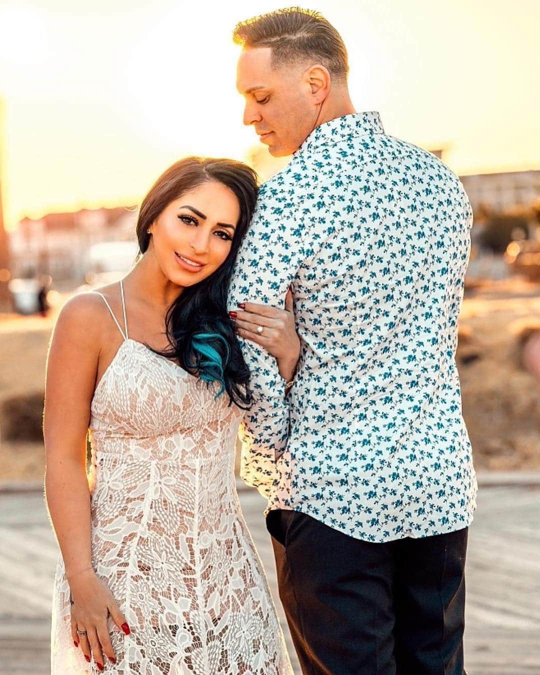 E! Onlineさんのインスタグラム写真 - (E! OnlineInstagram)「Angelina Pivarnick's engagement pictures make us want to fall in love at the #JerseyShore. (📷: @anthony.serrantonio)」3月17日 7時36分 - enews