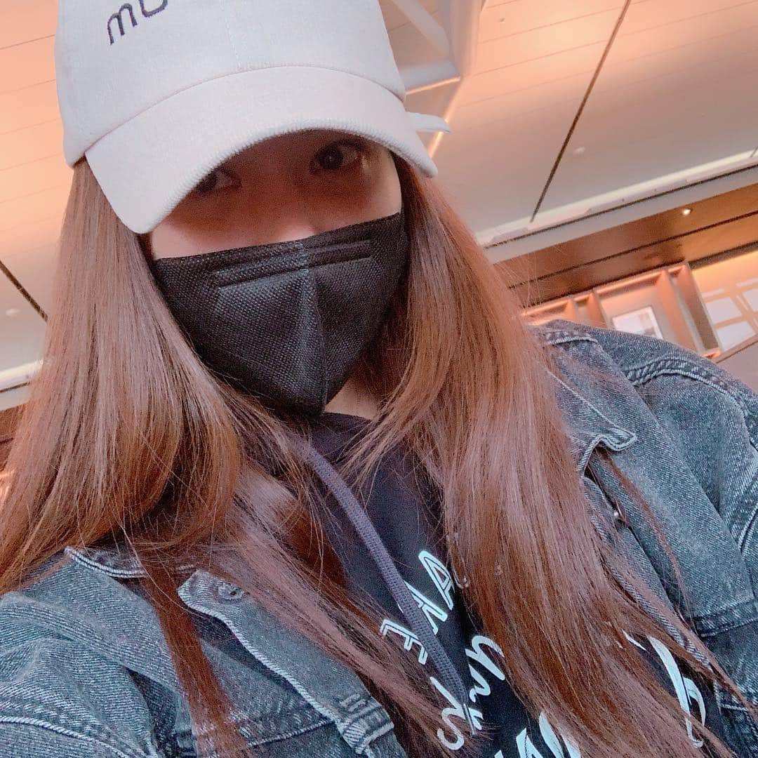 キム・ジュニさんのインスタグラム写真 - (キム・ジュニInstagram)「아침 출장은 정말 느므 힘듭니동😳 두시간자고 못일어날뻔 햇는데 어찌어찌 안늦고 잘 왓네용 졸려죽겠어요😂 오늘 일정 걱정이 태산입니다🤔허허 잘 다녀올께요 🙏🏻」3月17日 7時47分 - evajunie